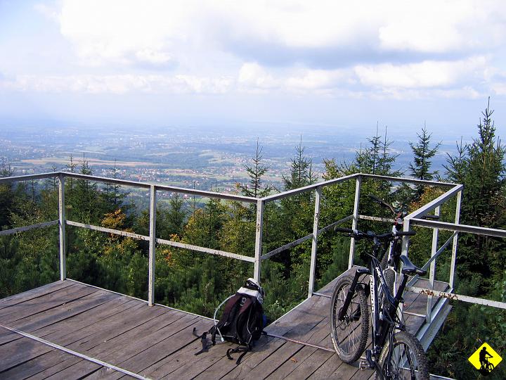 foto 029.jpg - Po dotarciu do schroniska, wyjadamy z plecaka słodycze :) by potem przekręcić to krzyża tysiąclecia, z którego rozpościera się taki oto widoczek na Bielsko i okolice.